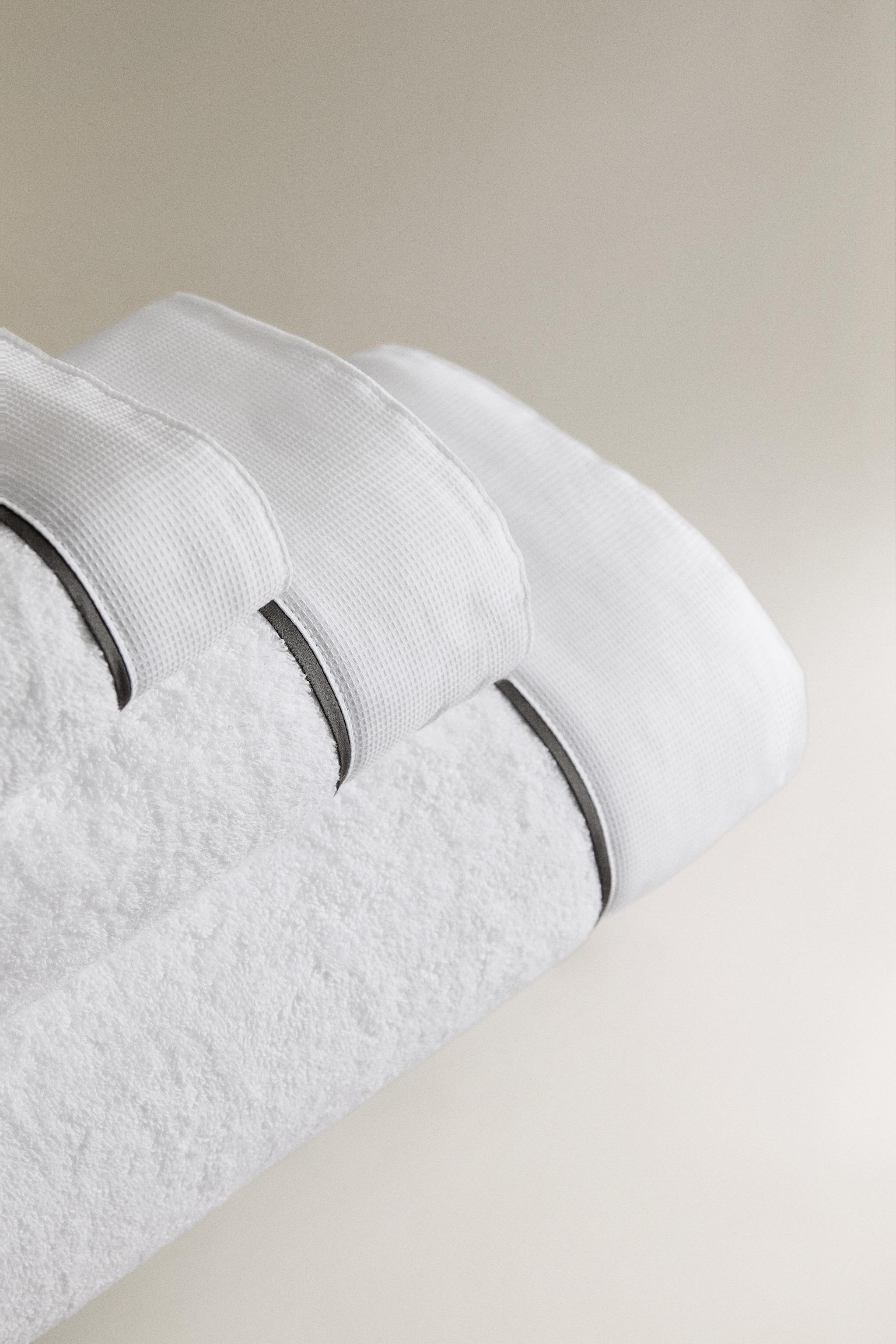 BATH TOWEL WITH PIQUÉ BAND